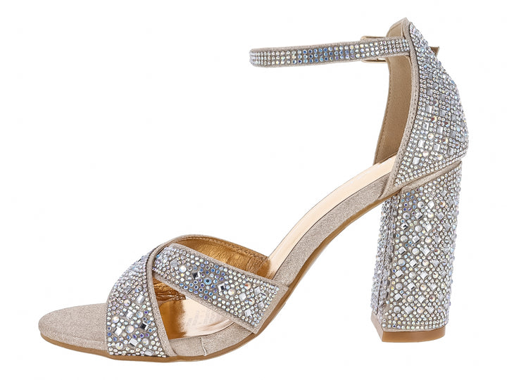 Sandalia color champagne con tacón grueso y detalles de pedrería brillante en las tiras y el tacón.