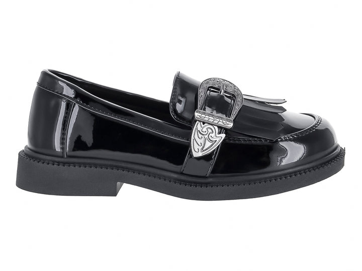 Zapato tipo mocasín para niño en color negro brillante con hebilla decorativa plateada.