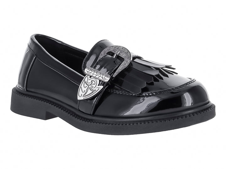 Zapato tipo mocasín para niño en color negro brillante con hebilla decorativa plateada.
