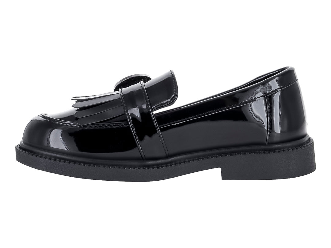 Zapato tipo mocasín para niño en color negro brillante con hebilla decorativa plateada.