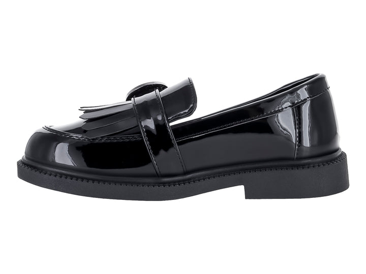 Zapato tipo mocasín para niño en color negro brillante con hebilla decorativa plateada.