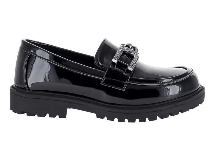 Zapato mocasín negro de charol con suela track y hebilla decorativa brillante para Niño.