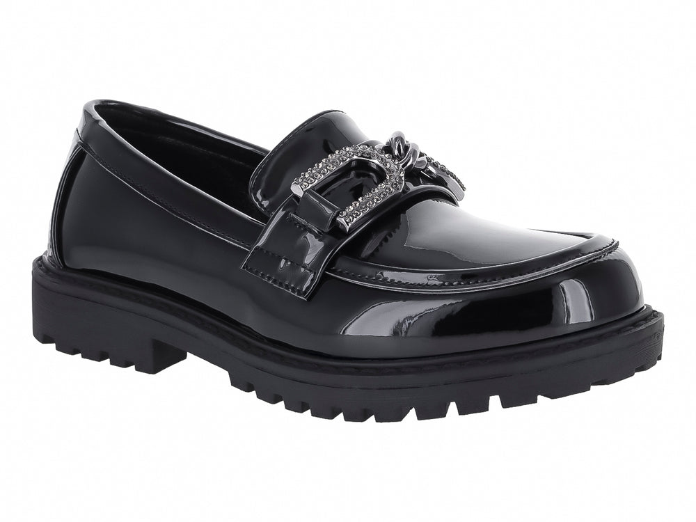 Zapato mocasín negro de charol con suela track y hebilla decorativa brillante para Niño.