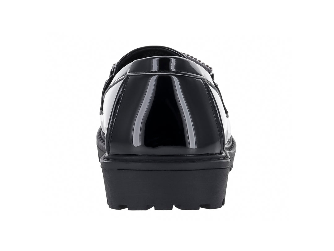 Zapato mocasín negro de charol con suela track y hebilla decorativa brillante para Niño.