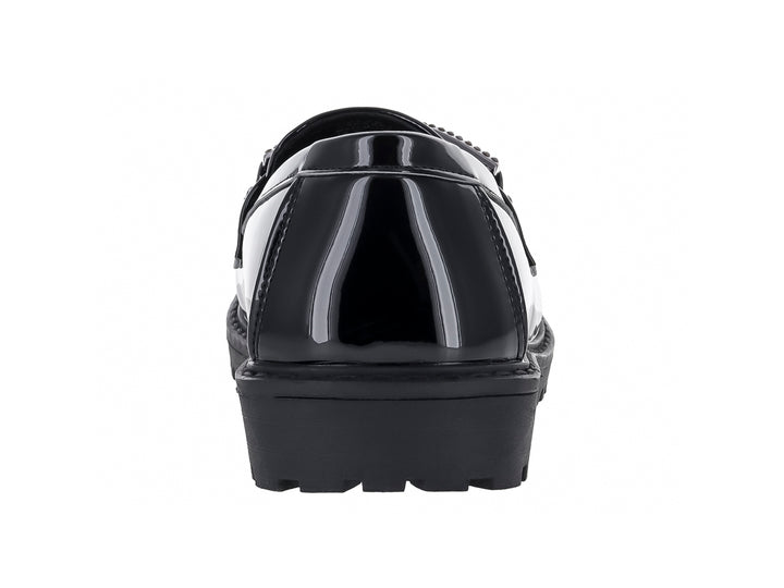 Zapato mocasín negro de charol con suela track y hebilla decorativa brillante para Niño.