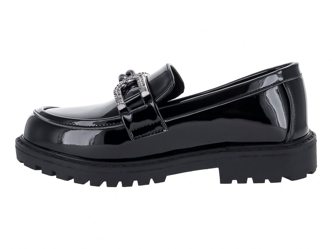 Zapato mocasín negro de charol con suela track y hebilla decorativa brillante para Niño.