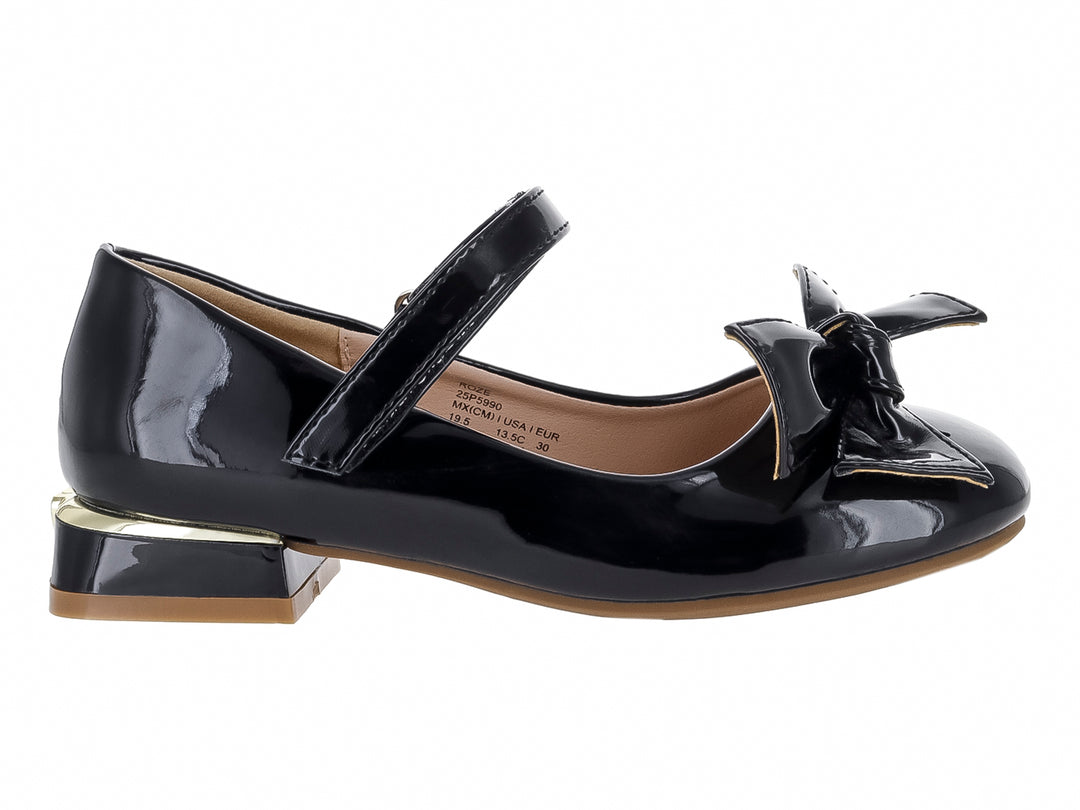 Zapato infantil negro de charol con moño frontal y tacón bajo cuadrado.