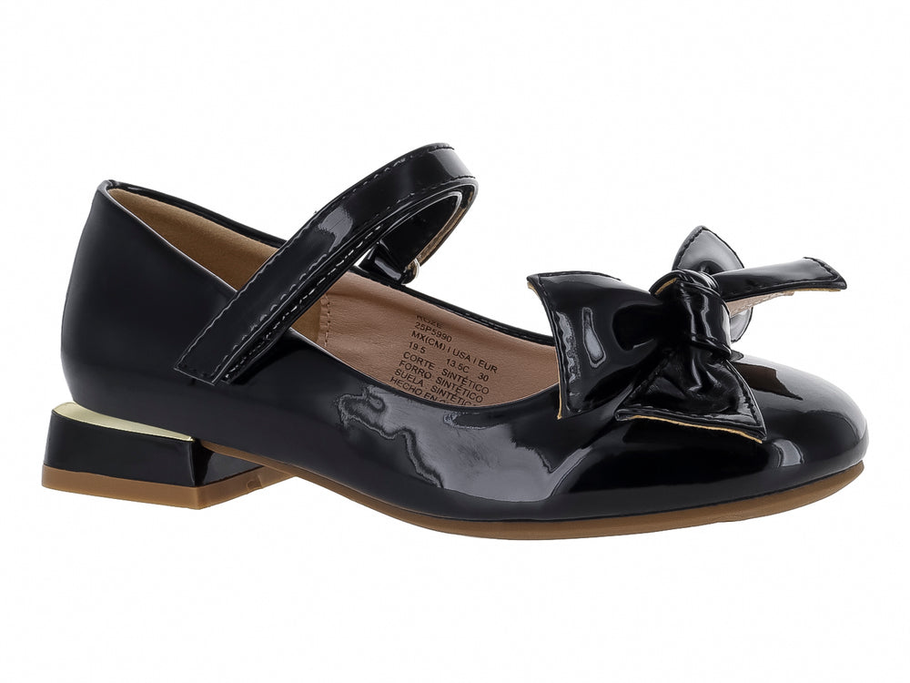 Zapato infantil negro de charol con moño frontal y tacón bajo cuadrado.
