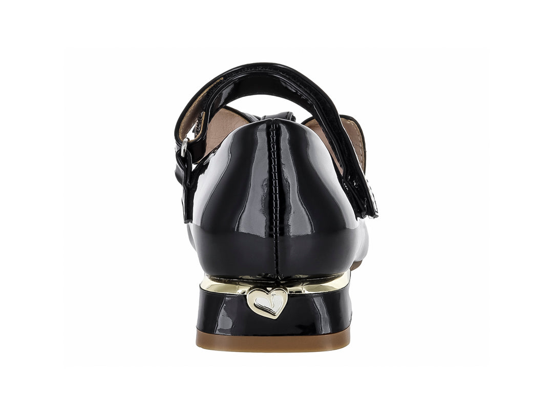 Zapato infantil negro de charol con moño frontal y tacón bajo cuadrado.