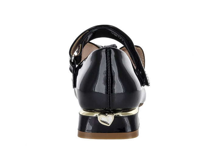 Zapato infantil negro de charol con moño frontal y tacón bajo cuadrado.