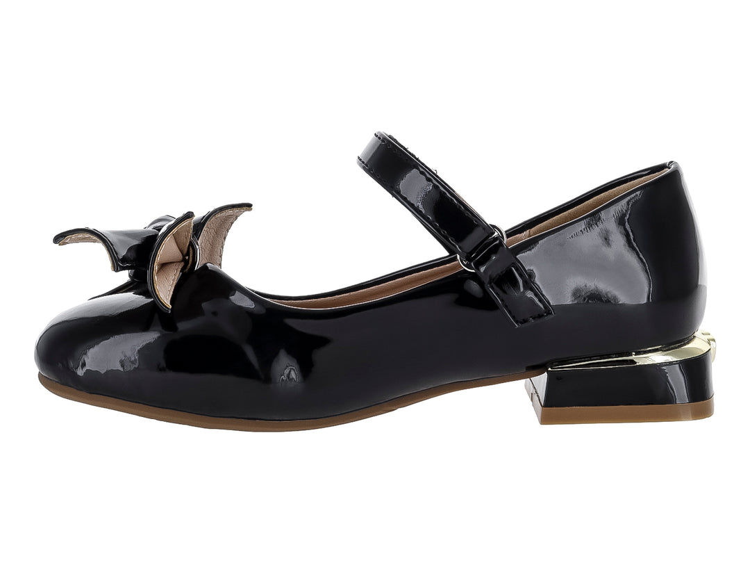 Zapato infantil negro de charol con moño frontal y tacón bajo cuadrado.