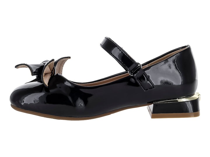 Zapato infantil negro de charol con moño frontal y tacón bajo cuadrado.