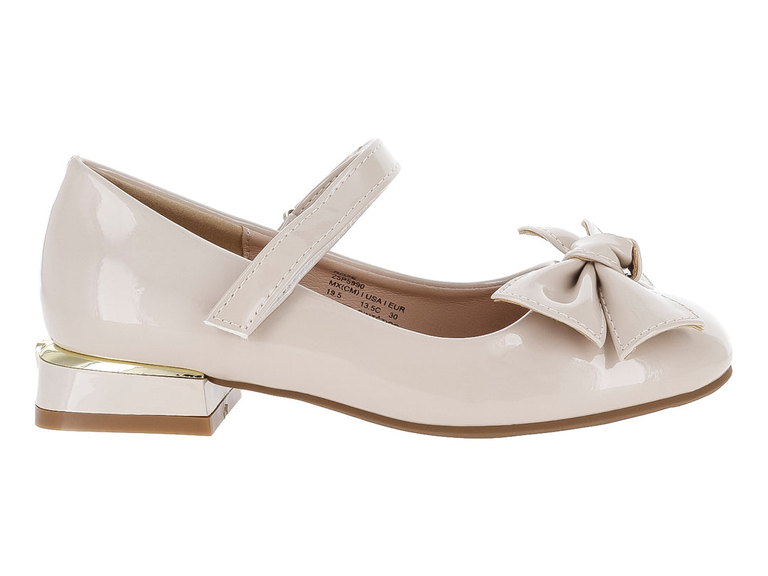 Zapato formal color nude para niña con acabado brillante, detalle de moño frontal y correa ajustable.