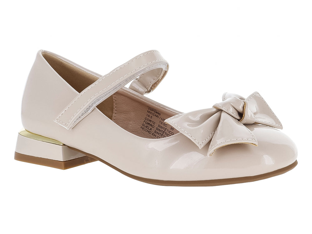 Zapato formal color nude para niña con acabado brillante, detalle de moño frontal y correa ajustable.