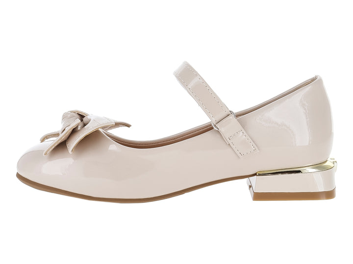 Zapato formal color nude para niña con acabado brillante, detalle de moño frontal y correa ajustable.