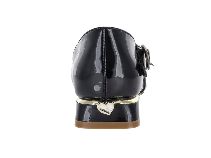 Zapato negro de charol para niña con moño decorativo, pedrerías y correa ajustable al tobillo.