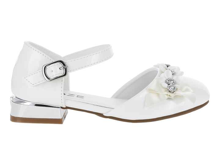 Zapato blanco brillante para niña con detalle de flor y pedrería en la punta y correa ajustable al tobillo.
