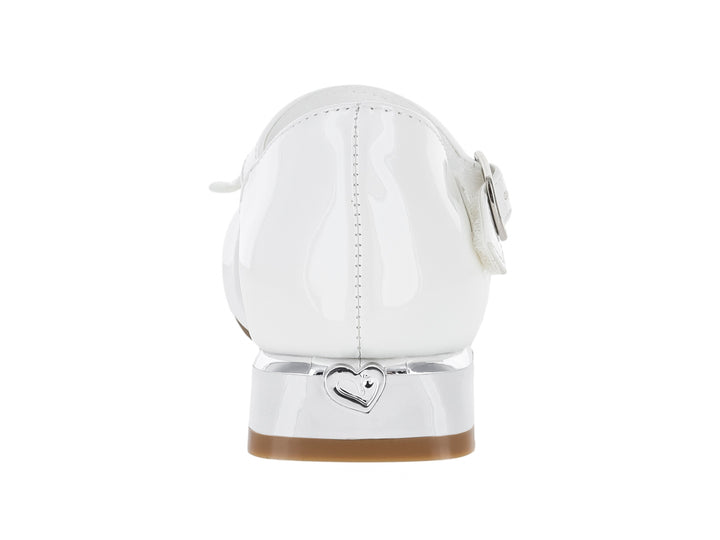 Zapato blanco brillante para niña con detalle de flor y pedrería en la punta y correa ajustable al tobillo.