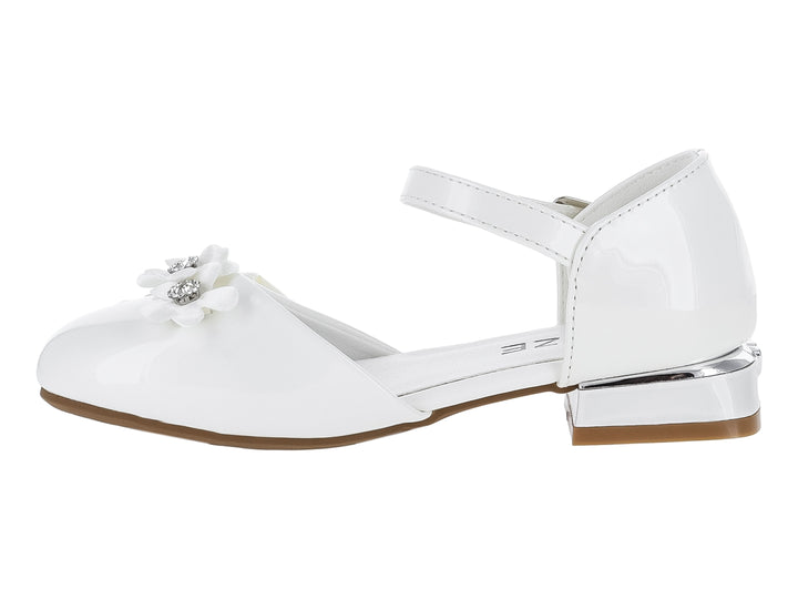 Zapato blanco brillante para niña con detalle de flor y pedrería en la punta y correa ajustable al tobillo.