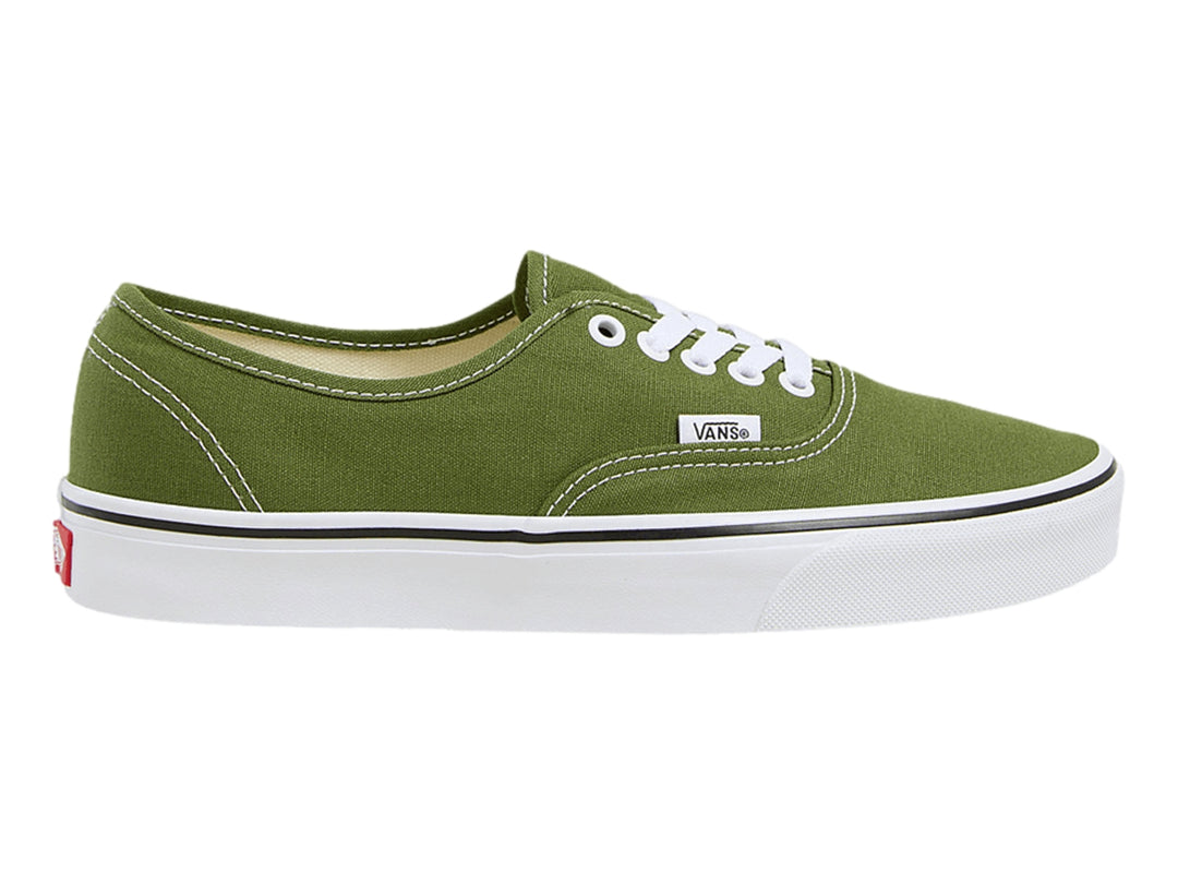 Tenis VANS Authentic color verde pesto con suela blanca y cordones blancos.