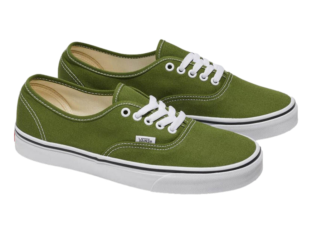 Tenis VANS Authentic color verde pesto con suela blanca y cordones blancos.