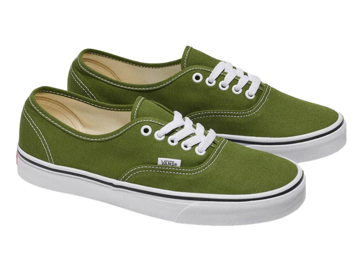 Tenis VANS Authentic color verde pesto con suela blanca y cordones blancos.