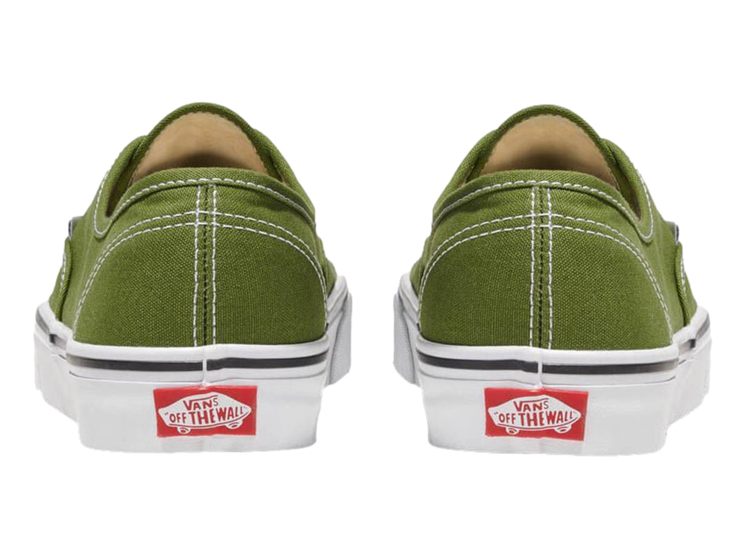 Tenis VANS Authentic color verde pesto con suela blanca y cordones blancos.