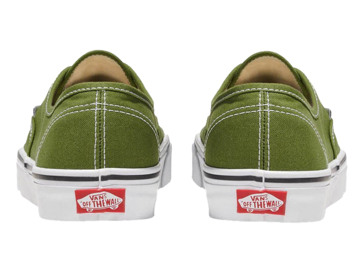Tenis VANS Authentic color verde pesto con suela blanca y cordones blancos.