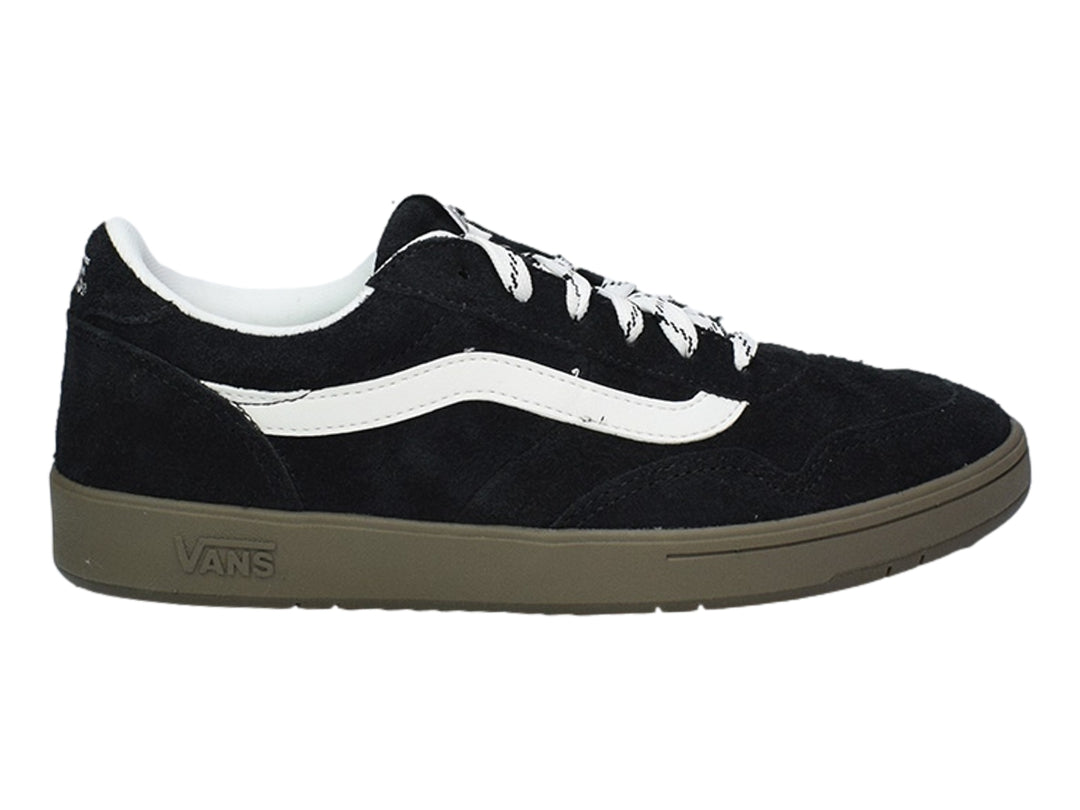 Tenis VANS negros de gamuza con franja lateral blanca y suela color marrón.