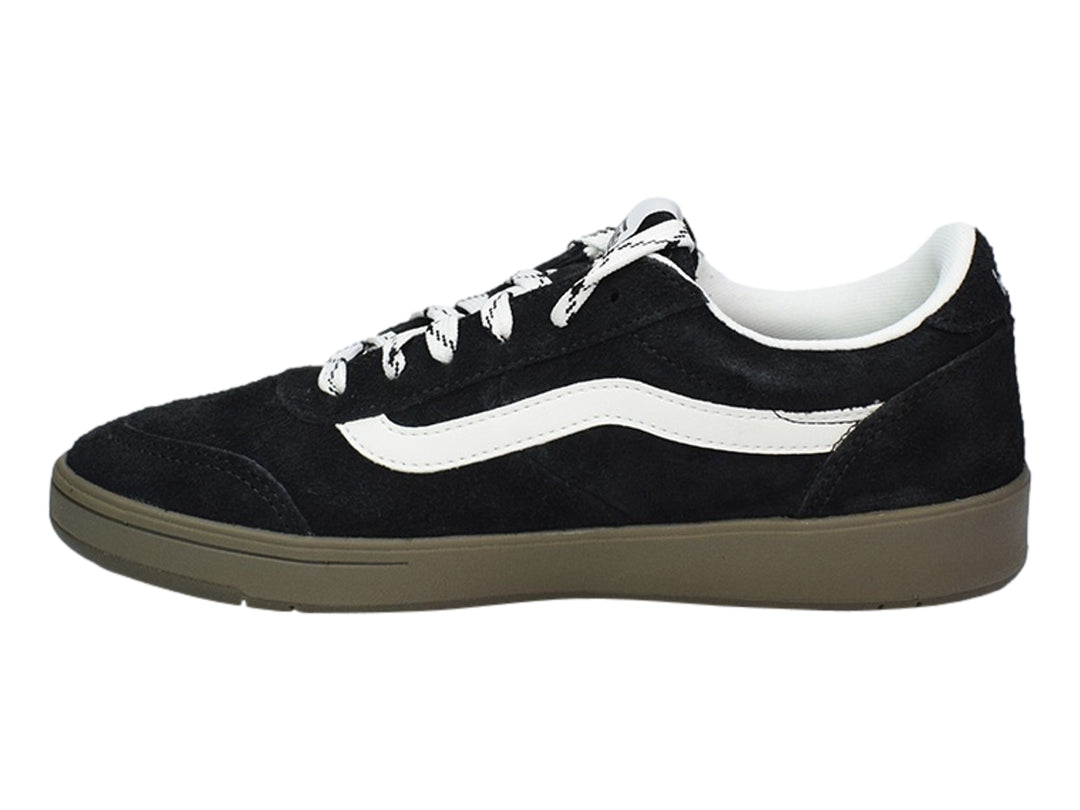 Tenis VANS negros de gamuza con franja lateral blanca y suela color marrón.