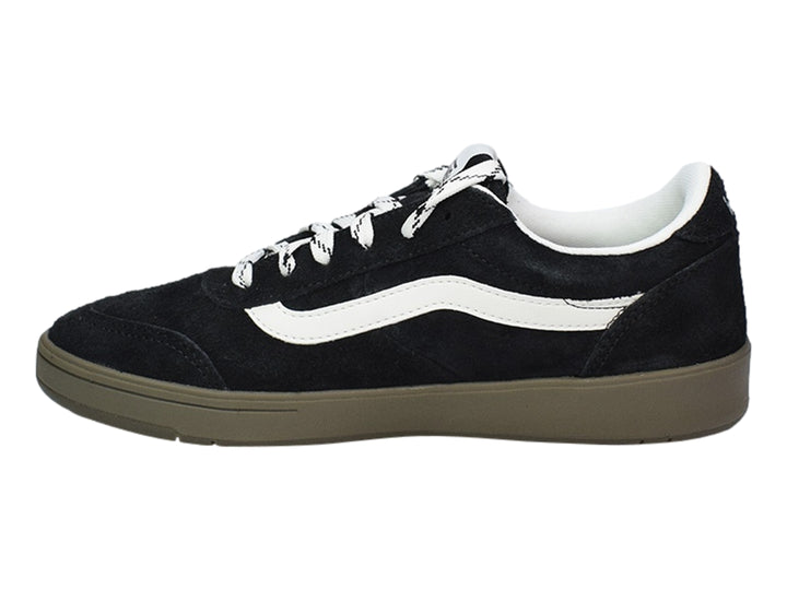 Tenis VANS negros de gamuza con franja lateral blanca y suela color marrón.