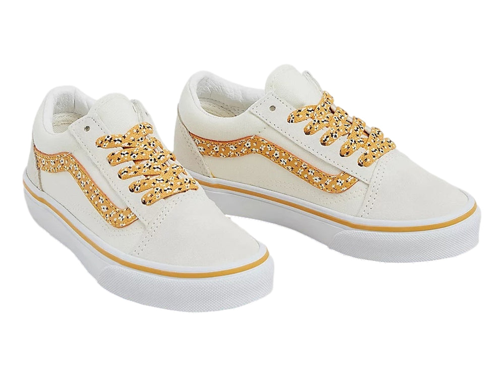 Tenis Vans Old Skool blancos con franja lateral y cordones en color amarillo con estampado floral.