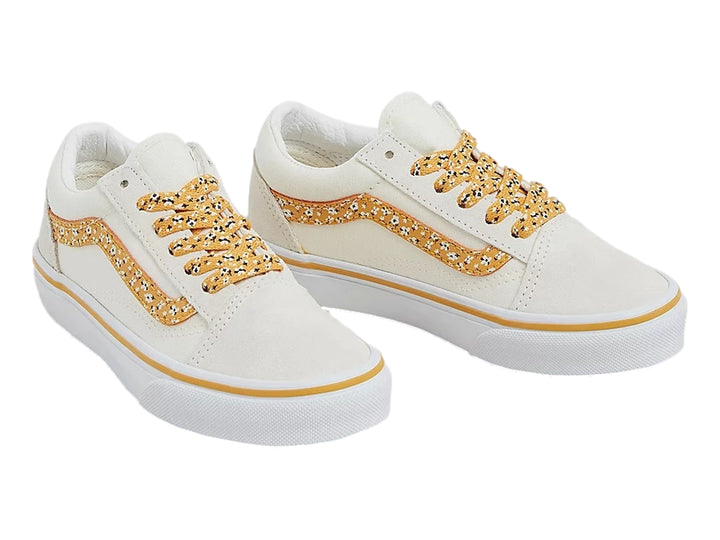 Tenis Vans Old Skool blancos con franja lateral y cordones en color amarillo con estampado floral.