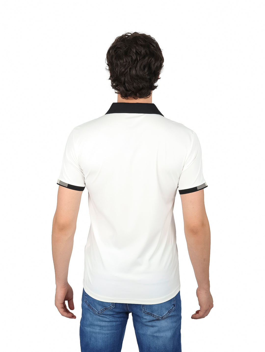 Hombre vistiendo playera polo blanca con detalles negros en el cuello y los bordes de las mangas.