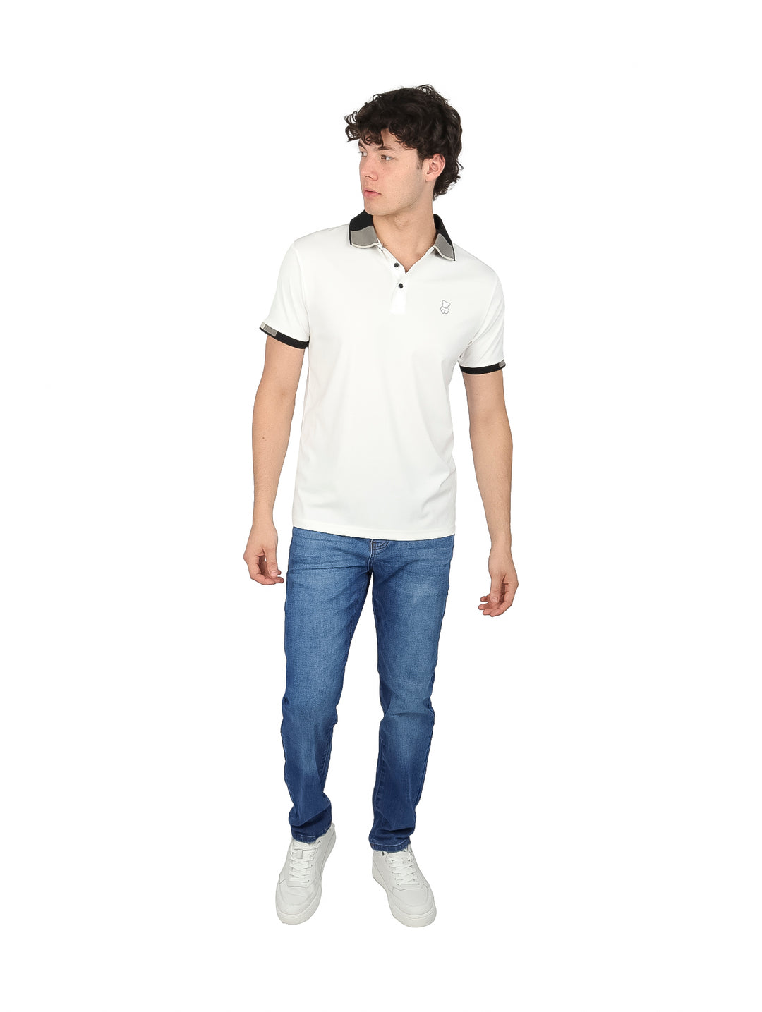 Hombre vistiendo playera polo blanca con detalles negros en el cuello y los bordes de las mangas.