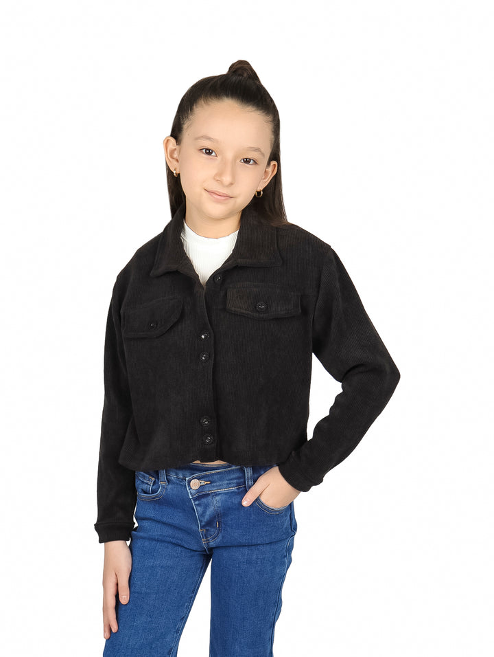 Niña vistiendo una chaqueta corta de color negro con botones y cuello.