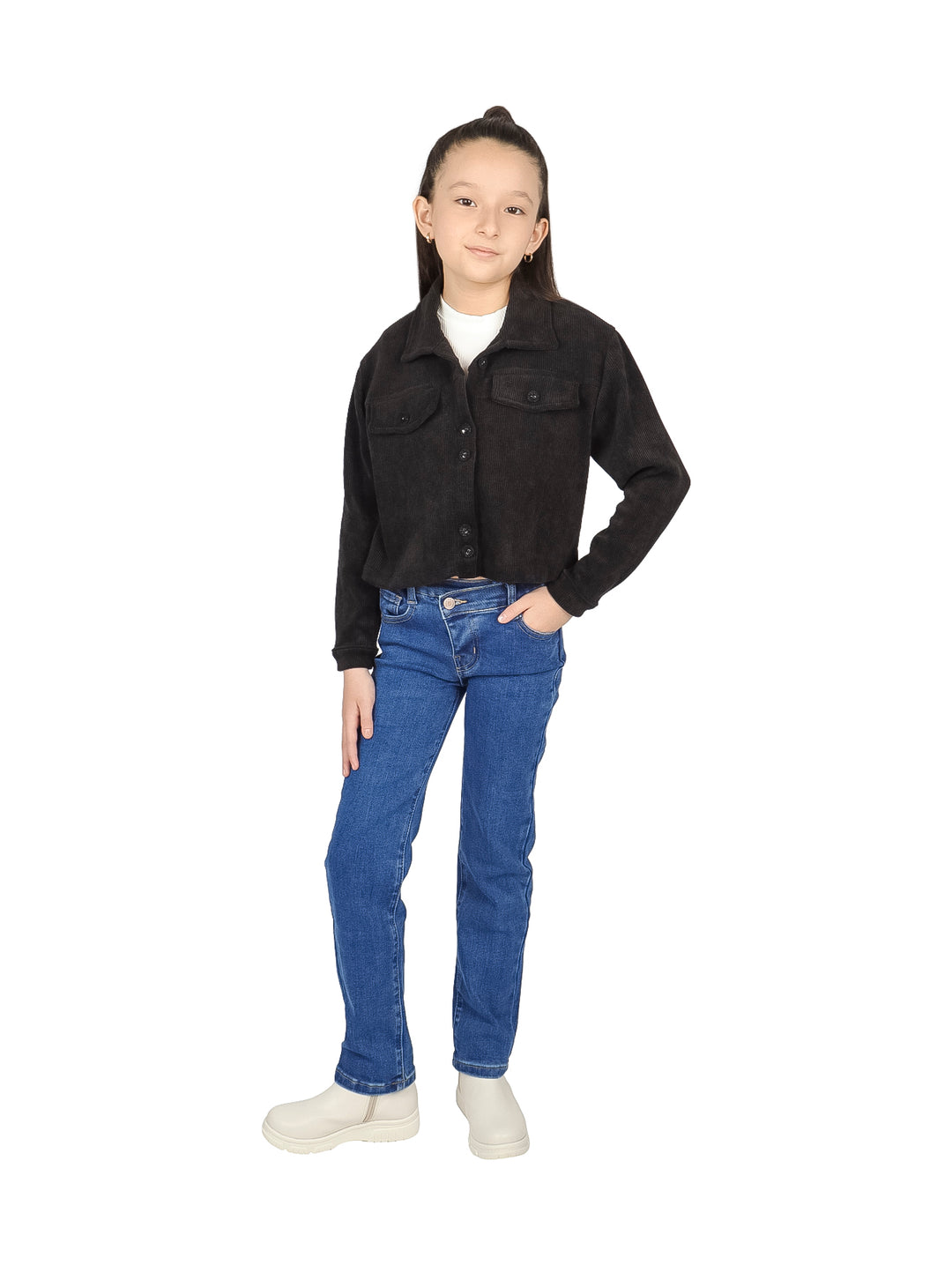 Niña vistiendo una chaqueta corta de color negro con botones y cuello.