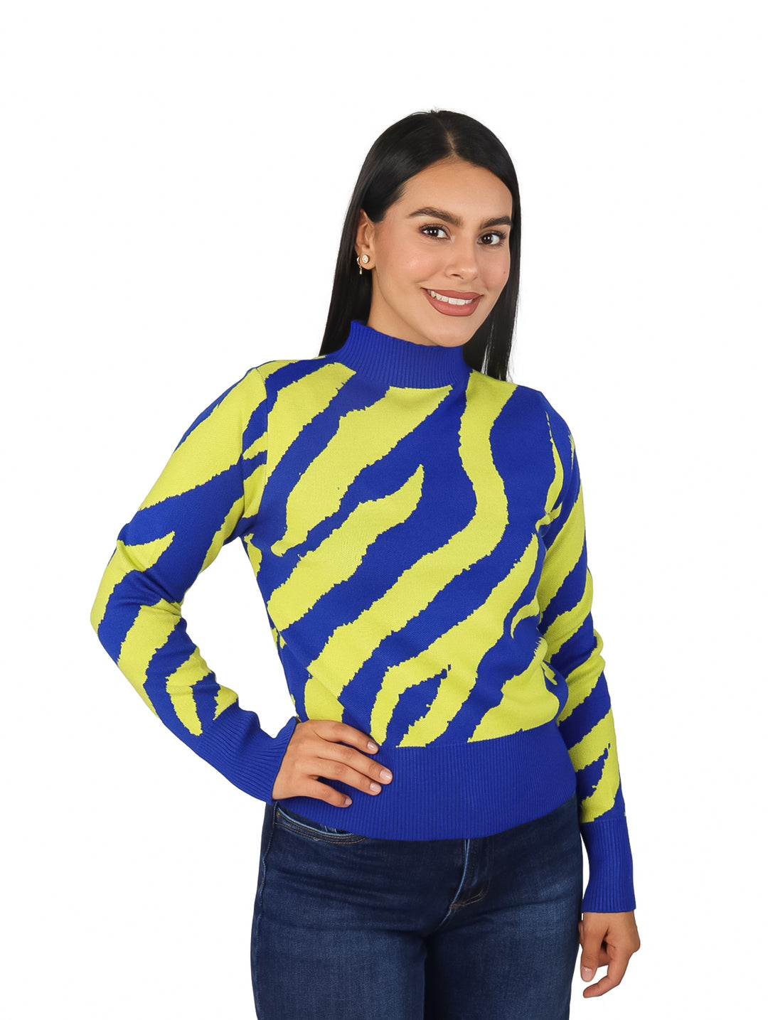 Mujer vistiendo suéter azul y verde lima con estampado animal print y cuello alto.
