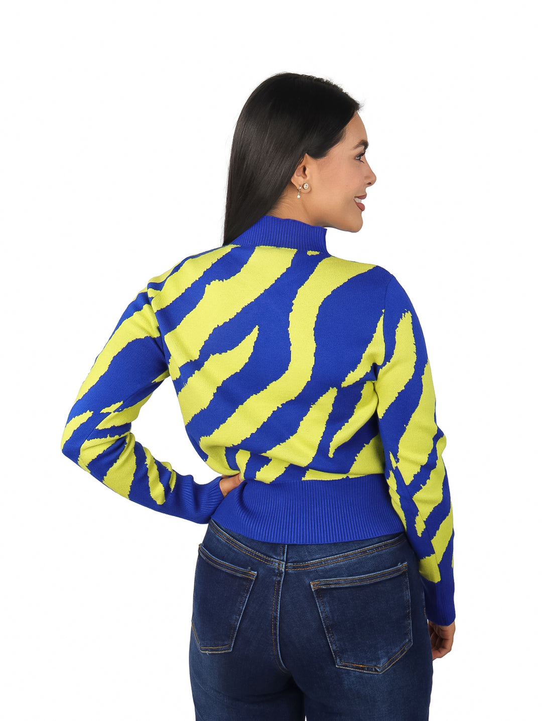 Mujer vistiendo suéter azul y verde lima con estampado animal print y cuello alto.