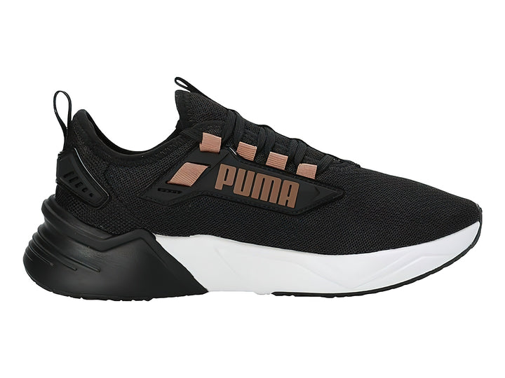 Tenis deportivos PUMA en color negro con suela blanca y detalles en oro rosa.