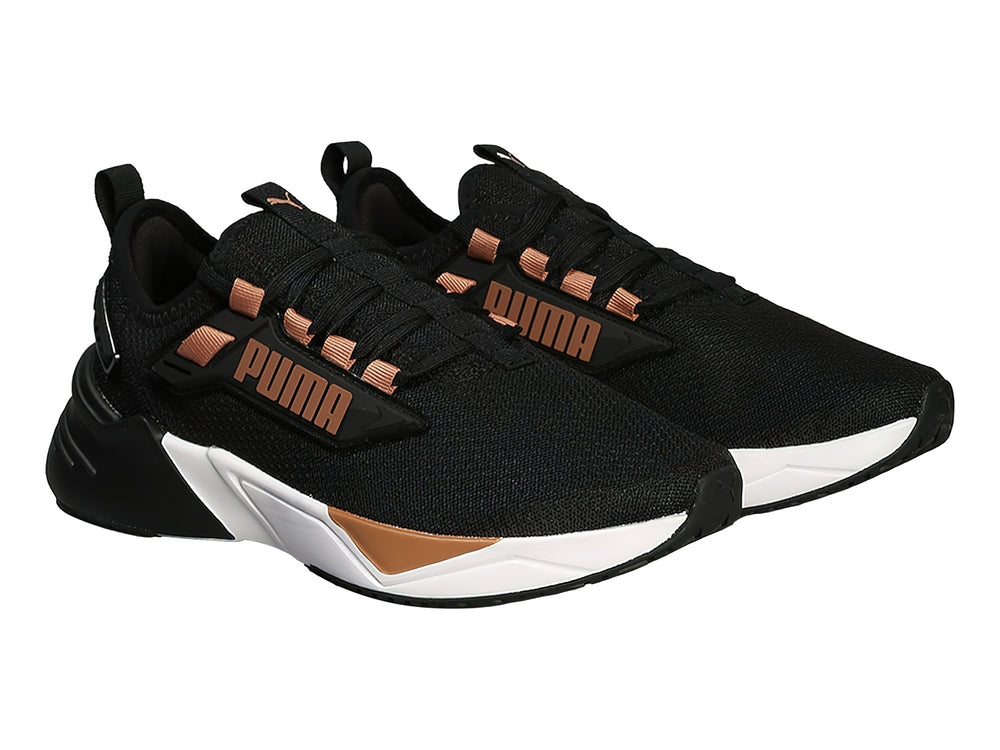 Tenis deportivos PUMA en color negro con suela blanca y detalles en oro rosa.