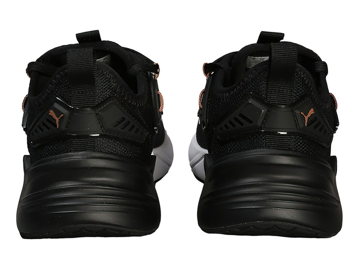 Tenis deportivos PUMA en color negro con suela blanca y detalles en oro rosa.