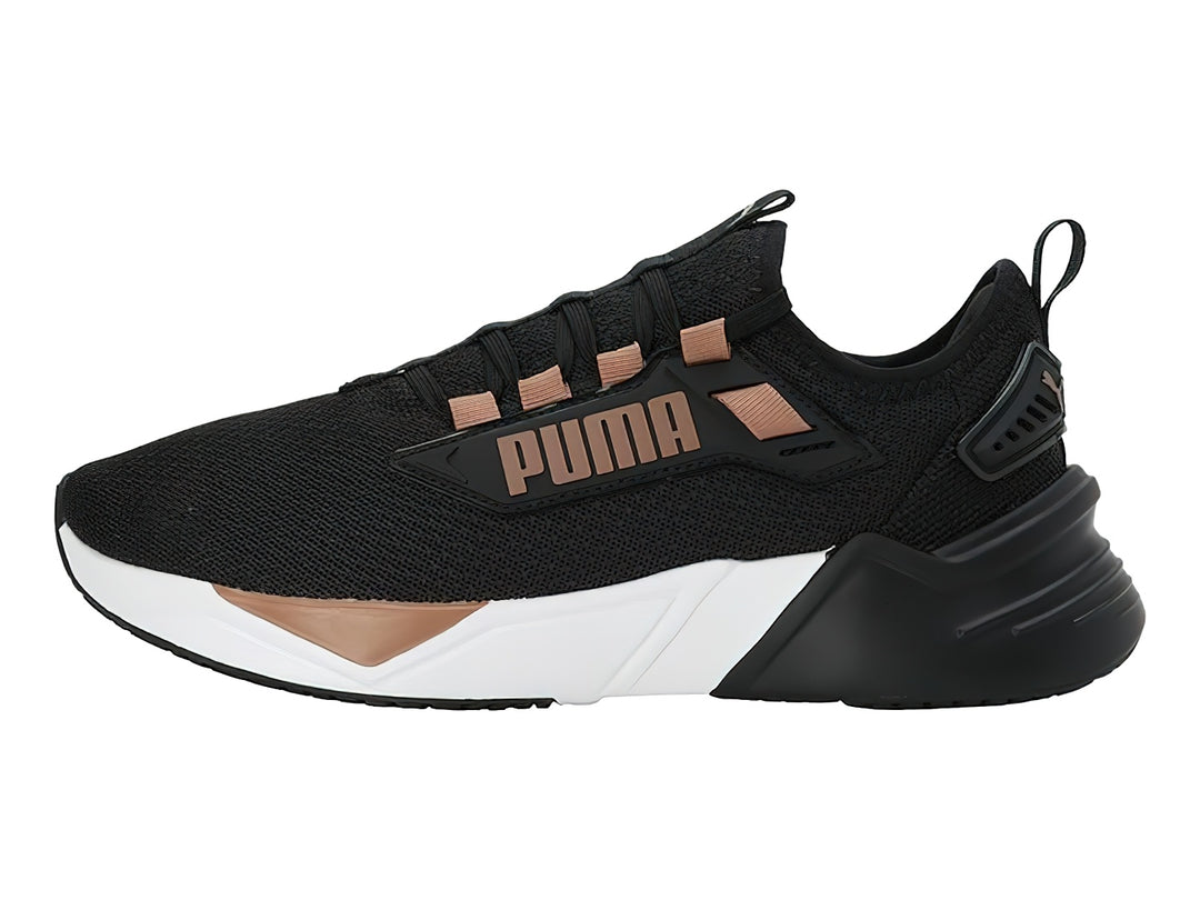 Tenis deportivos PUMA en color negro con suela blanca y detalles en oro rosa.