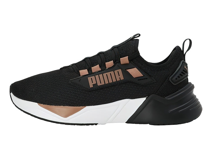 Tenis deportivos PUMA en color negro con suela blanca y detalles en oro rosa.