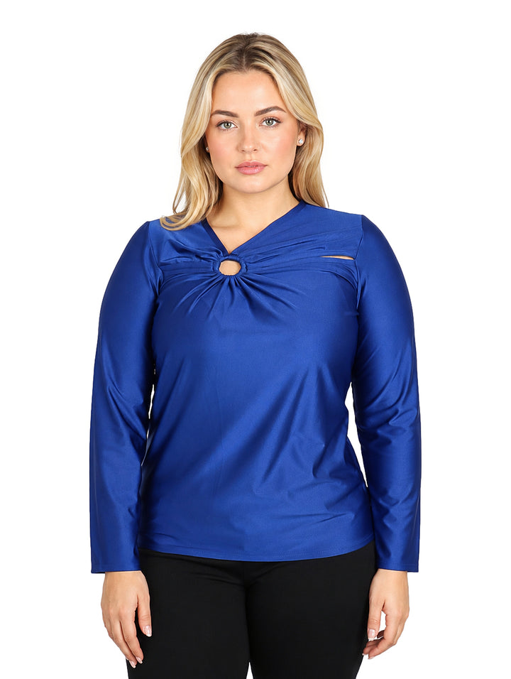 Blusa azul rey de manga larga para mujer con detalle de anillo en el cuello.