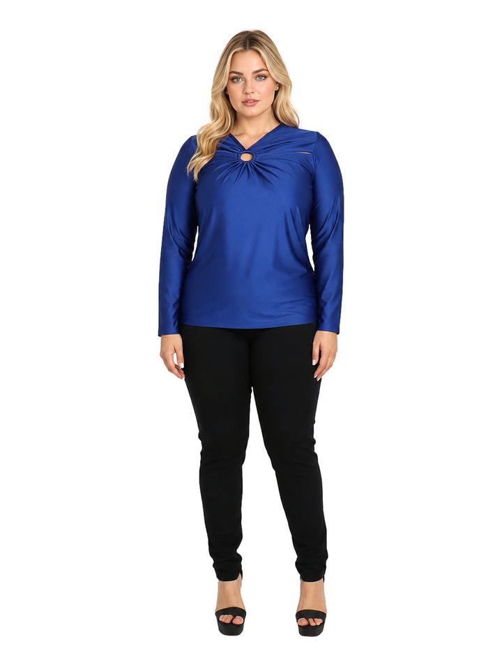 Blusa azul rey de manga larga para mujer con detalle de anillo en el cuello.