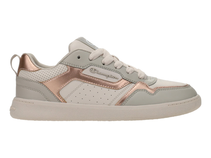 Tenis Champion color beige con detalles en oro rosa y suela blanca.