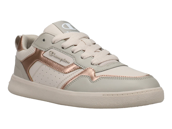 Tenis Champion color beige con detalles en oro rosa y suela blanca.