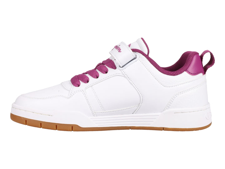 Tenis Champion blancos con detalles en color vino y suela de goma color miel.