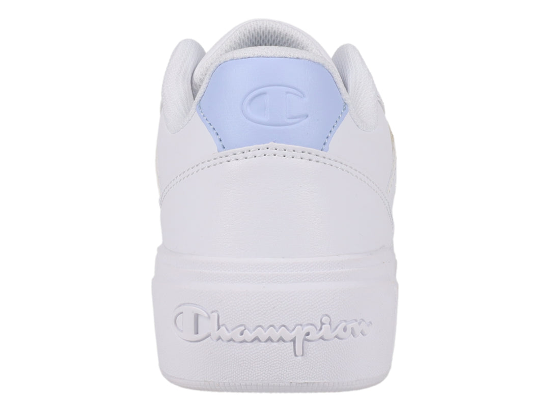 Tenis Champion blancos con detalles en azul claro y suela blanca gruesa.